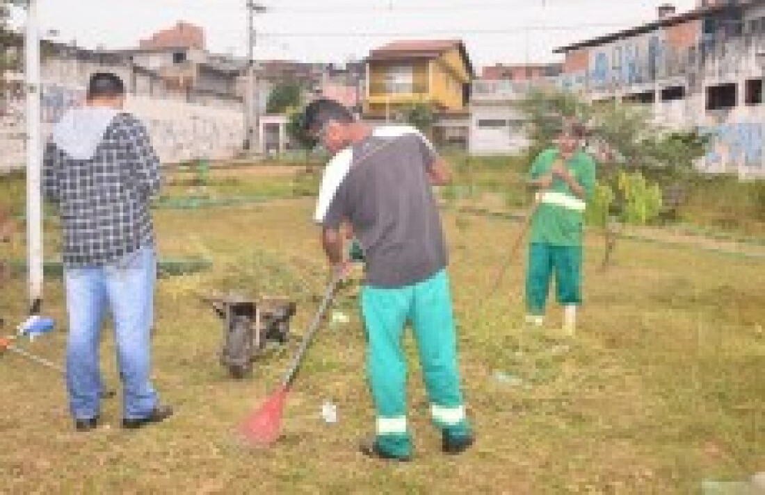 Praça e campo têm mutirão de limpeza