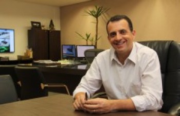 Mogi avança na contramão da crise