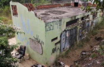Área abandonada no Socorro oferece riscos para pedestres