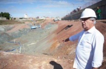 Piscinão começa a tomar forma em Poá
