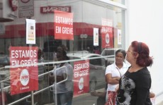 Bancários paralisam serviço por 1 dia em agência de Suzano