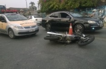 Motociclista é atingido por veículo