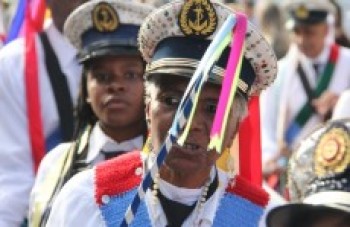 Dois mil fiéis participam do cortejo feito pela região central