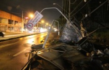 Forte chuva mata um e causa destruição em Mogi e Suzano