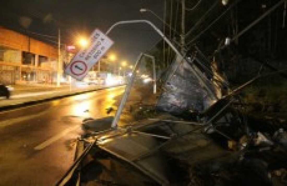 Forte chuva mata um e causa destruição em Mogi e Suzano