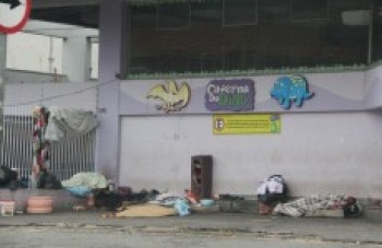 Moradores de rua "mobiliam" calçada no centro de Suzano: