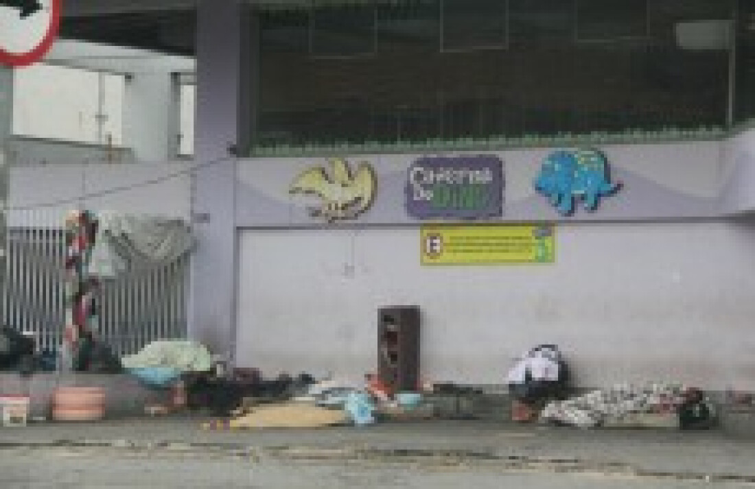 Moradores de rua "mobiliam" calçada no centro de Suzano: