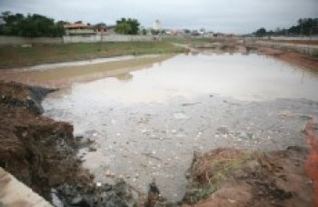 Piscinão em obra consegue reter água durante temporal