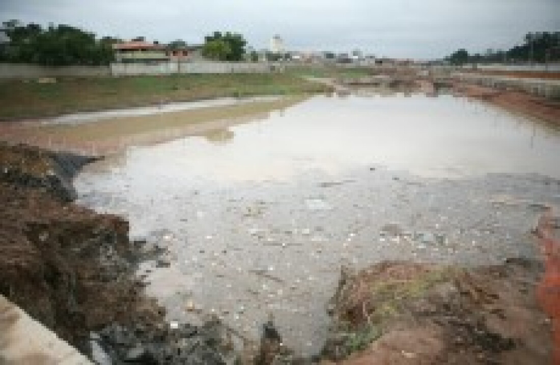 Piscinão em obra consegue reter água durante temporal