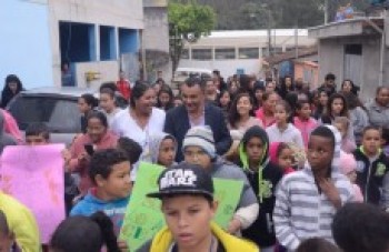 Passeata mobiliza jovens e autoridades: