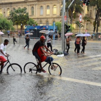 Forte chuva deixa São Paulo em estado de atenção para alagamentos