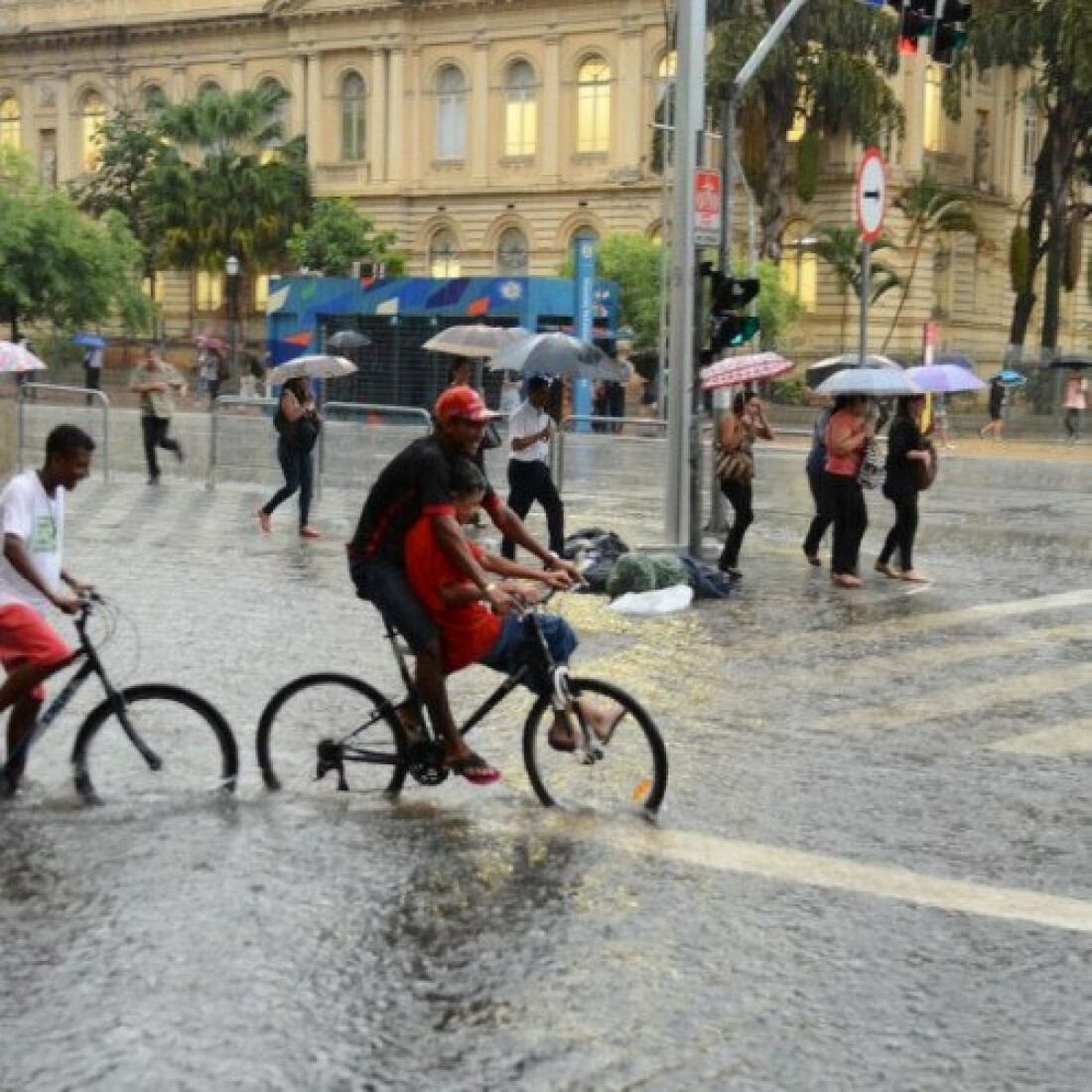 Forte chuva deixa São Paulo em estado de atenção para alagamentos