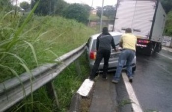 Carro derrapa perto da estrada de Santa Isabel: