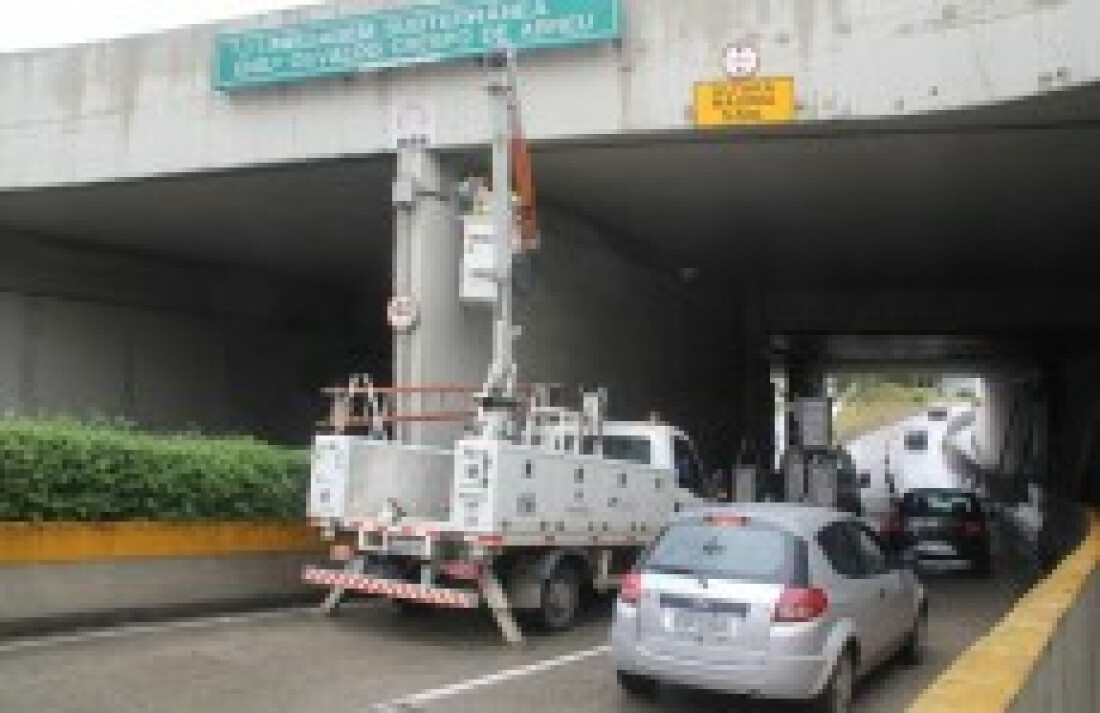 Prefeitura amplia iluminação em passagem subterrânea