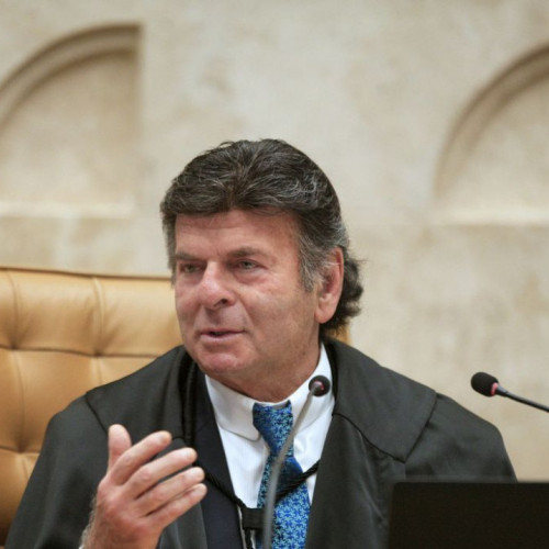 Ministro Luiz Fux autoriza compra de medicamento para aids