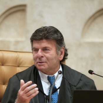Ministro Luiz Fux autoriza compra de medicamento para aids