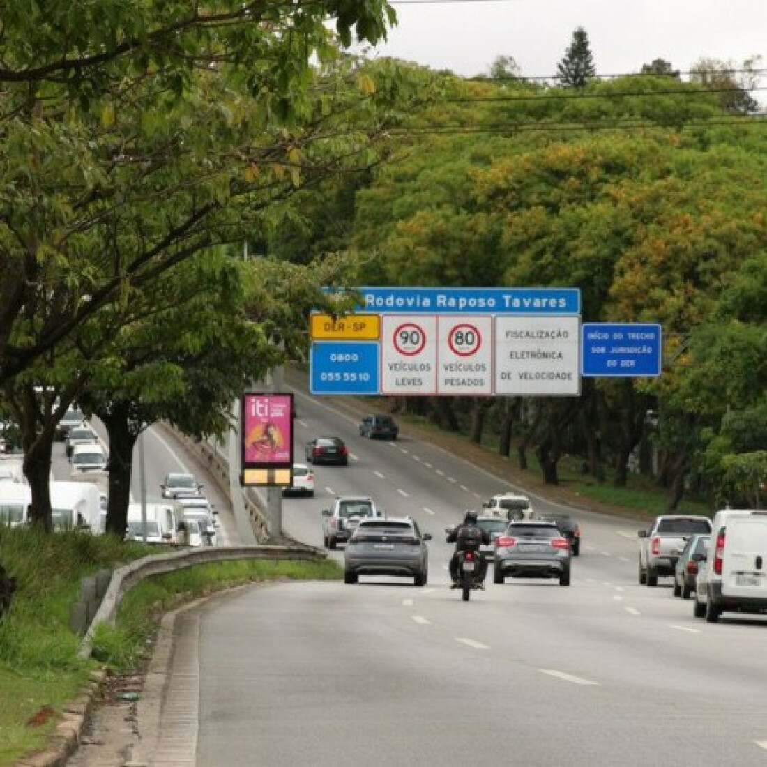 Motorista já encontra pontos de lentidão nas estradas do litoral de SP