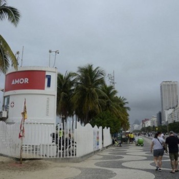 Rio de Janeiro inicia interdições para o réveillon em Copacabana