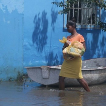 Enchente deixa moradores de bairro de Ilhéus sem casa