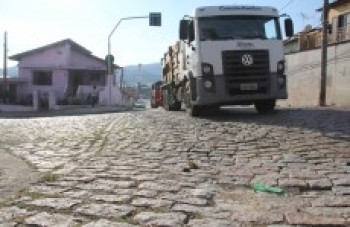 Tráfego de caminhões em Brás Cubas é alvo de queixa