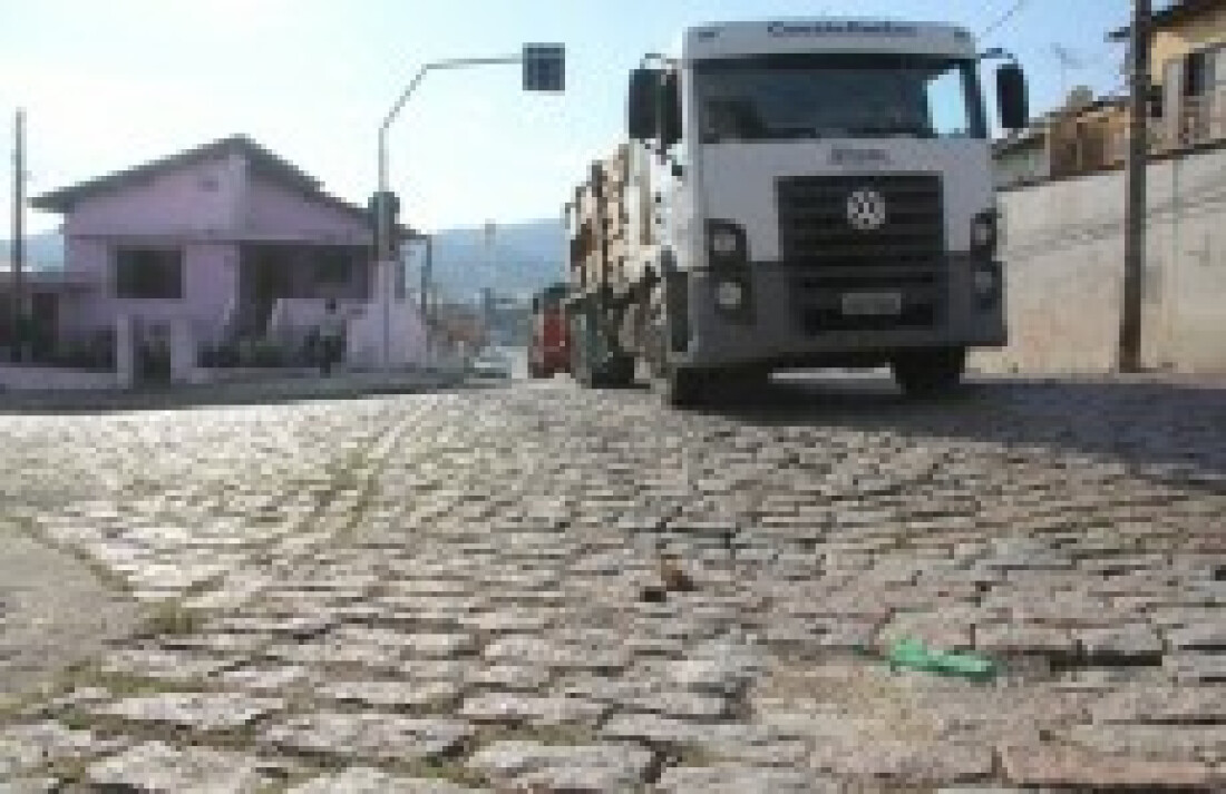 Tráfego de caminhões em Brás Cubas é alvo de queixa