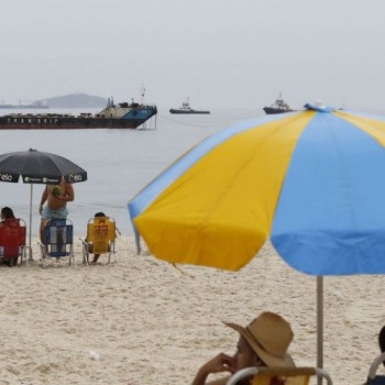 Apesar da chuva, grupos chegam cedo para réveillon em Copacabana