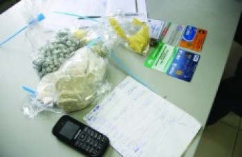 Jovem é pego pela PM, na Vila Oliveira, portando 200 pedras de crack na cueca