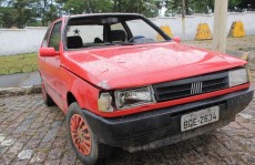 Motorista atinge dois em avenida