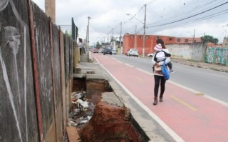 Calçada em avenida cede após as chuvas:
