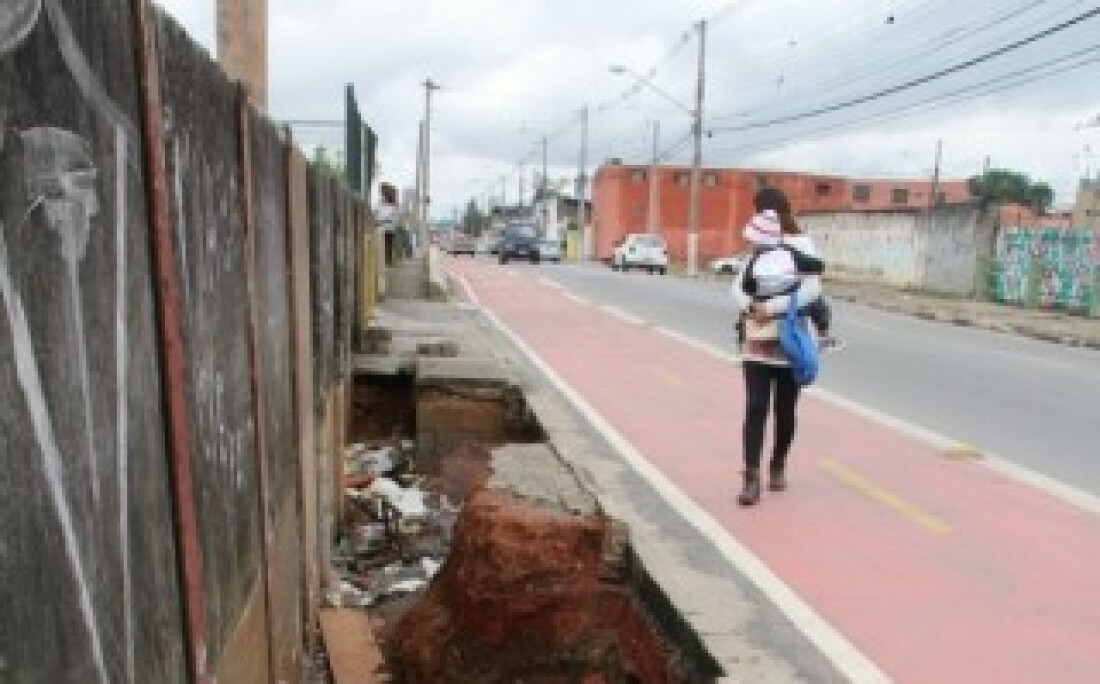 Calçada em avenida cede após as chuvas: