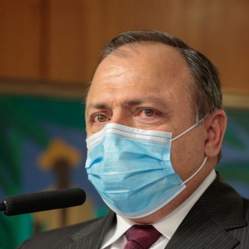 Ex-ministro Pazuello é hospitalizado após acidente de moto no Rio