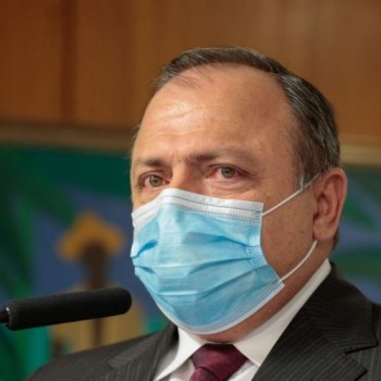 Ex-ministro Pazuello é hospitalizado após acidente de moto no Rio