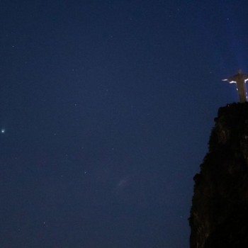Cometa Leonard ilumina o céu do Rio ao lado do Cristo Redentor