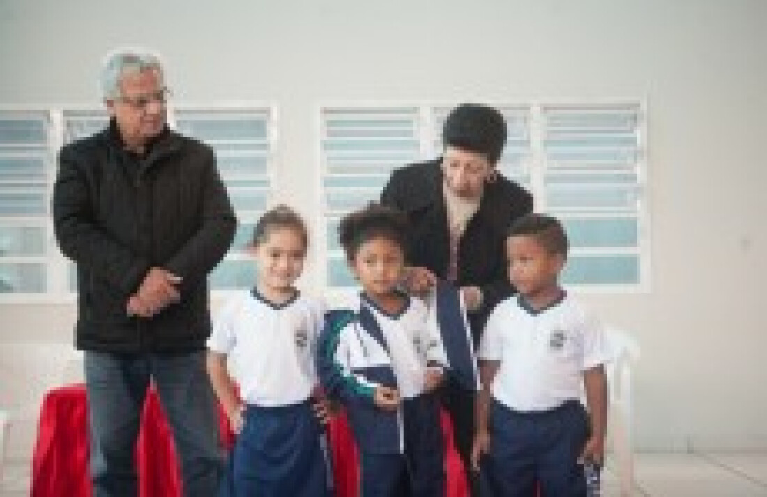 Marcos Borges entrega kits de uniforme para alunos de Poá