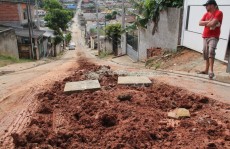 Moradores cobram pavimentação no Botujuru