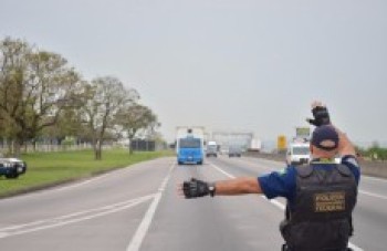 Faróis sempre acesos nas rodovias