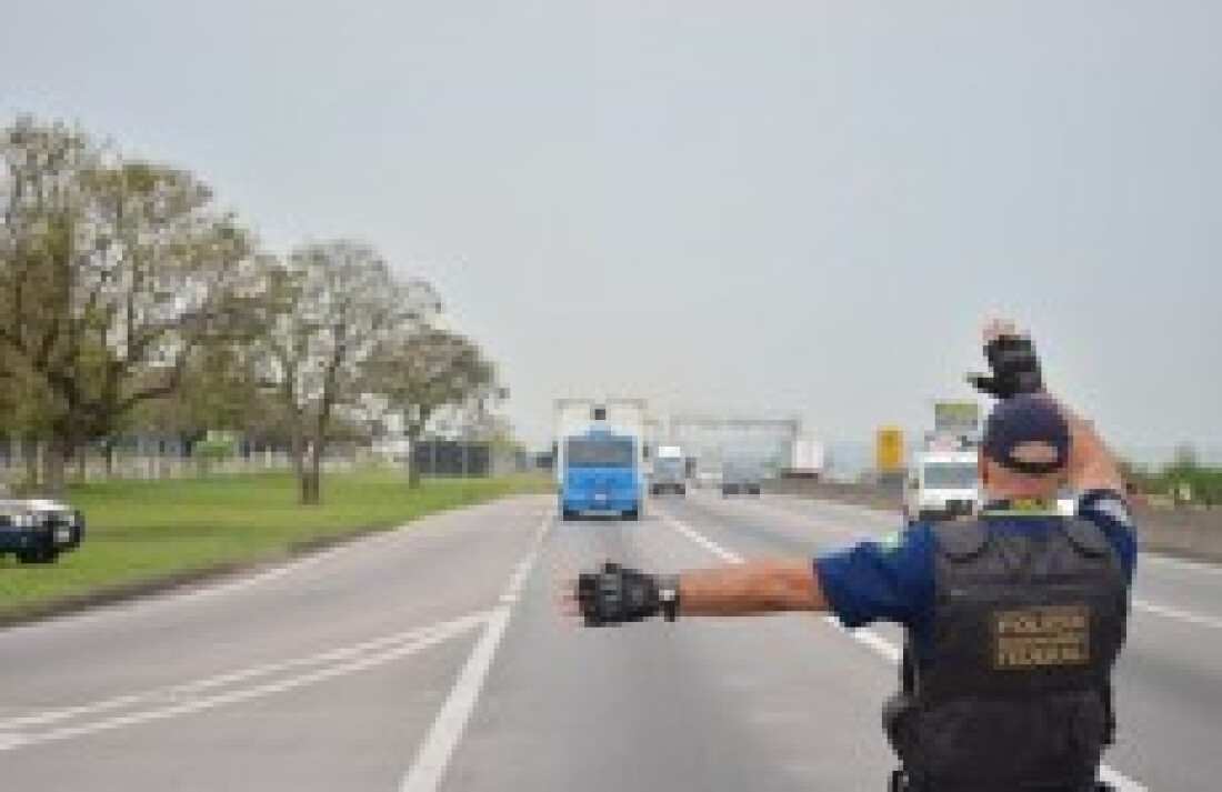 Faróis sempre acesos nas rodovias