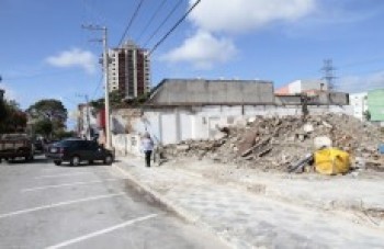Imóveis e obras abandonados predominam em pleno centro