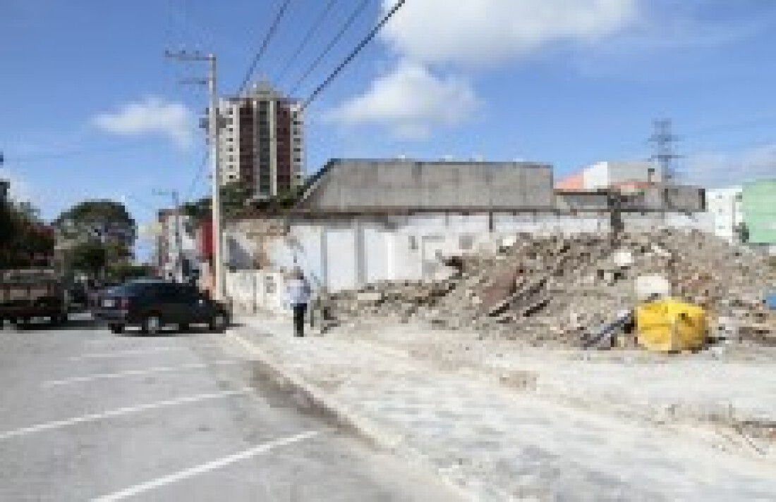 Imóveis e obras abandonados predominam em pleno centro