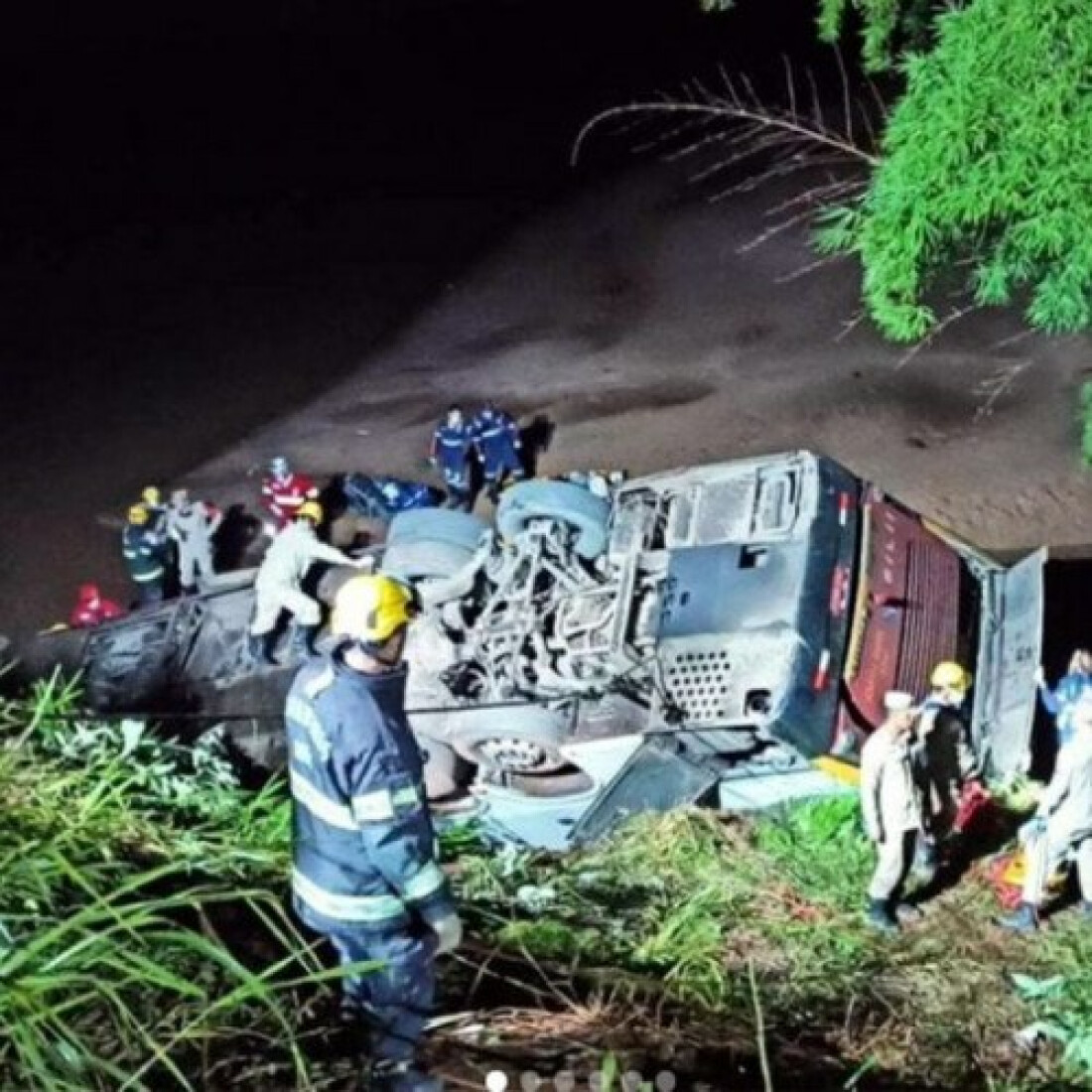 BR-153: Acidente com ônibus deixa 5 mortos e 40 feridos