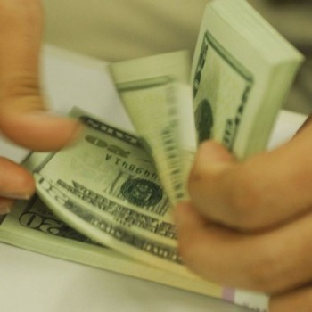 Dólar fecha praticamente estável após intervenção do Banco Central