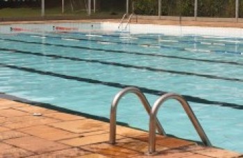 Manutenção é realizada em piscina de Centro Esportivo