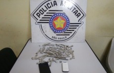 Polícia encontra drogas em carro