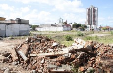 Imóveis abandonados e obras sem proteção oferecem riscos