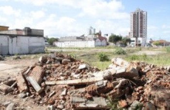 Imóveis abandonados e obras sem proteção oferecem riscos