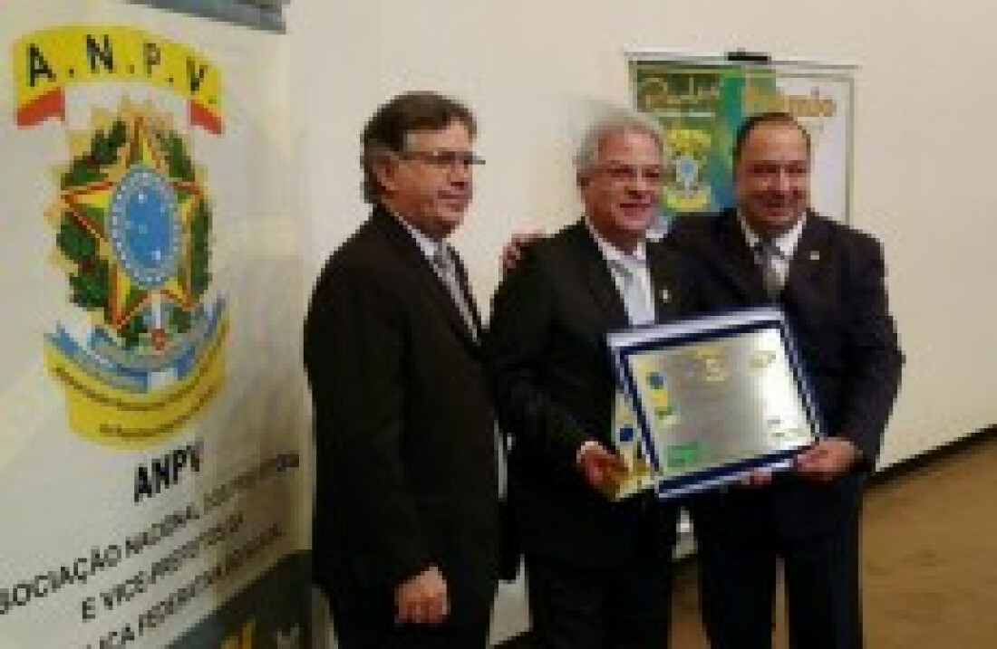 Marcos Borges ganha prêmio por trabalho na prefeitura