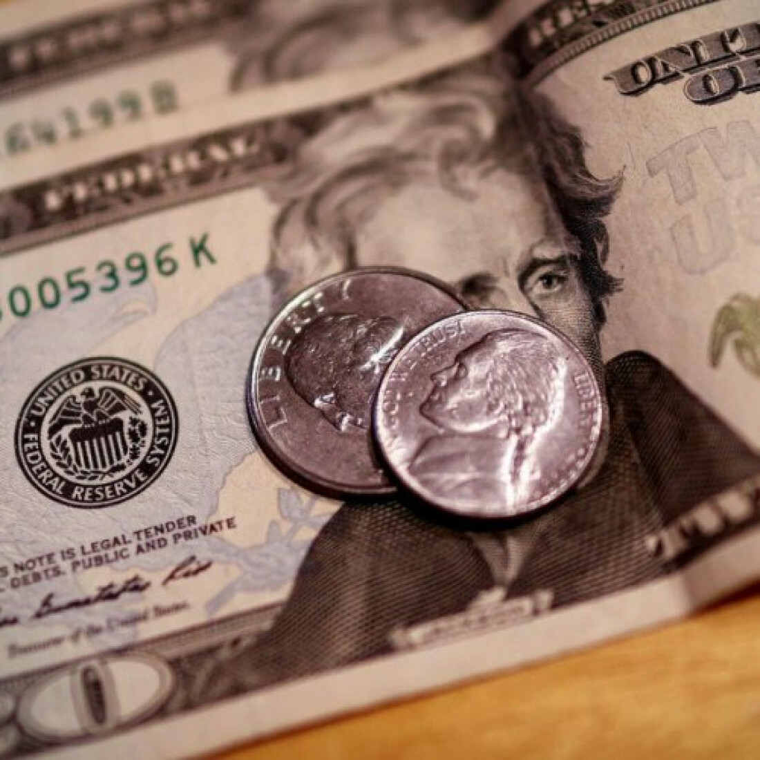 Dólar vai a R$ 5,74 e fecha no maior valor em nove meses