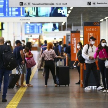 Passageiros reclamam de atrasos e dificuldades em aeroportos