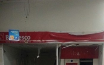 Quadrilha explode caixas eletrônicos