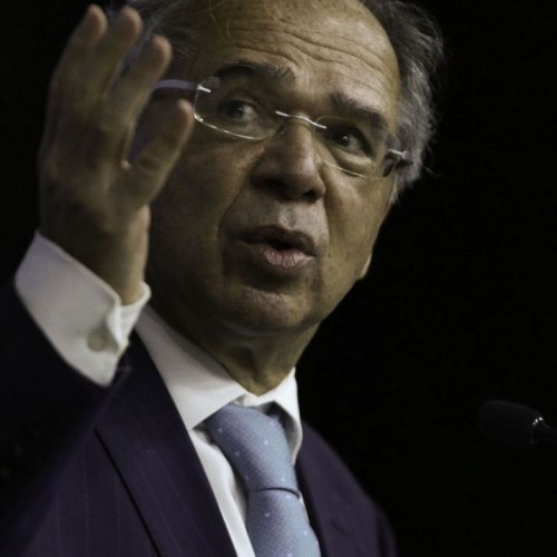 Aumentos salariais geram inflação e juros altos, diz ministro